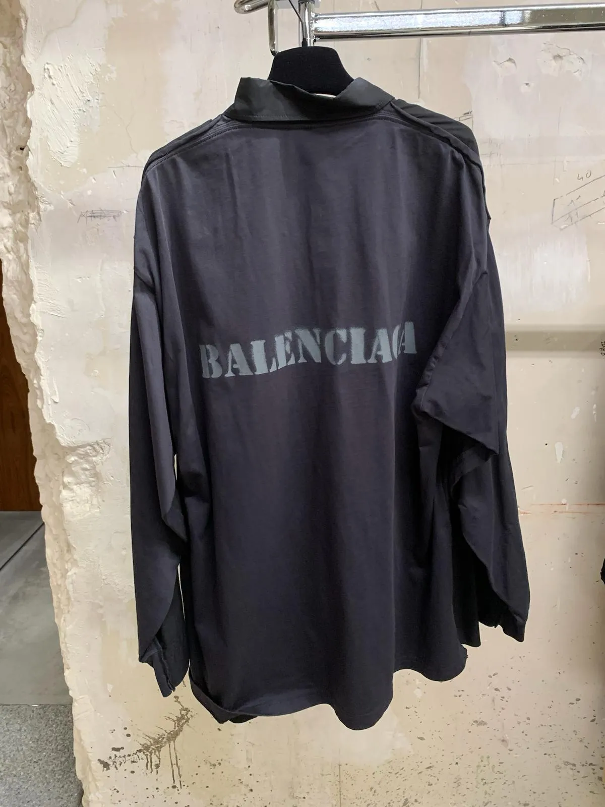 BALENCIAGA  |Men's Stencil Type Hybrid Shirt Oversized in Black