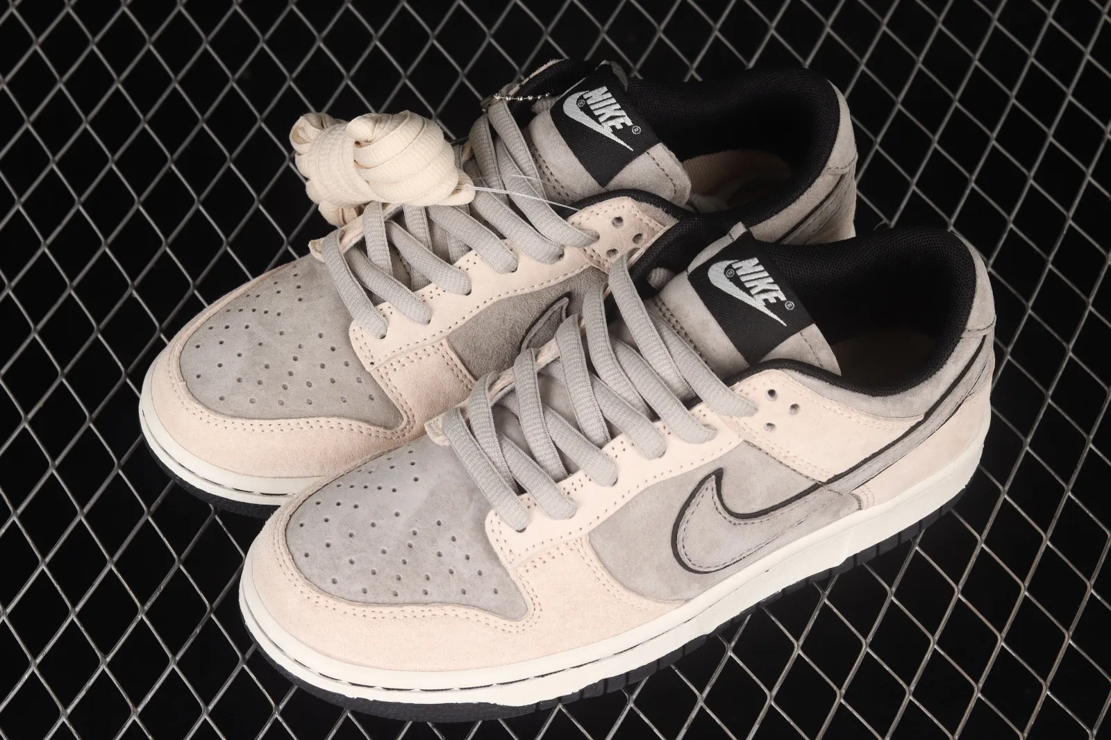 Otomo Katsuhiro x Nike SB Dunk Low Steamboy OST White Black LF0039-006